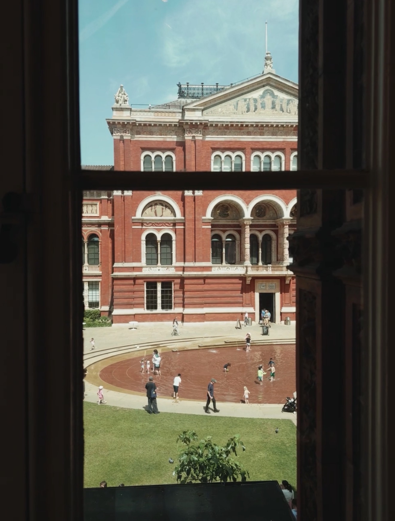 The V&A is one of the best free museums in London — 145 galleries spanning art, fashion, photography, and design across 12.5 acres in South Kensington. Go early and check their current exhibitions before your visit. Perfect for art lovers and first-timers alike. | V&A Museum London | free things to do in London | South Kensington London